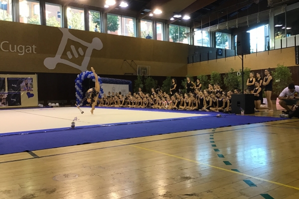 El Club Gimnàstica Rítmica i Estètica Sant Cugat presenta les més de 300 gimnastes i 26 entrenadores en un acte espectacular