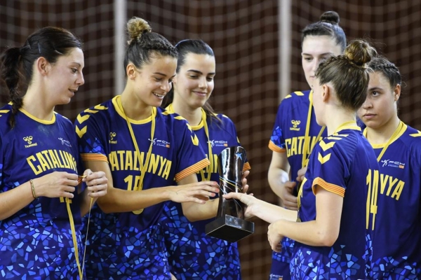 La selecció absoluta catalana femenina d'handbol s'adjudica, a Sant Cugat, la 13a Copa de les Nacions