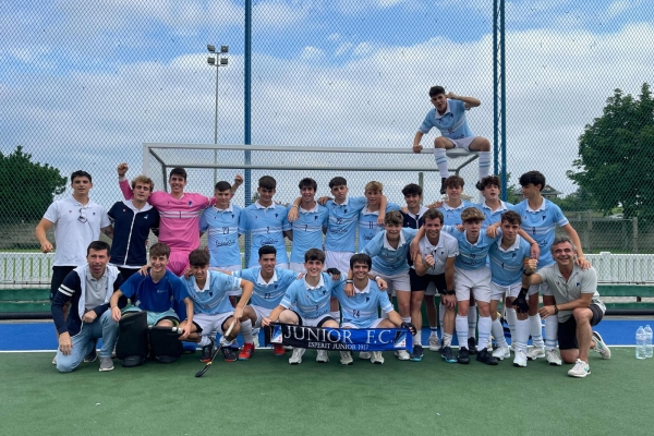 El equipo juvenil masculino de hockey del Junior FC, bronce en el Campeonato de España